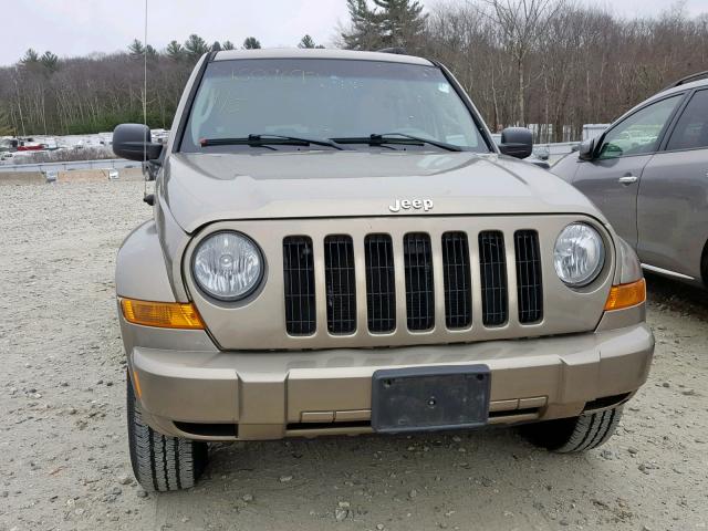 1J4GL38K75W638127 - 2005 JEEP LIBERTY RE TAN photo 9