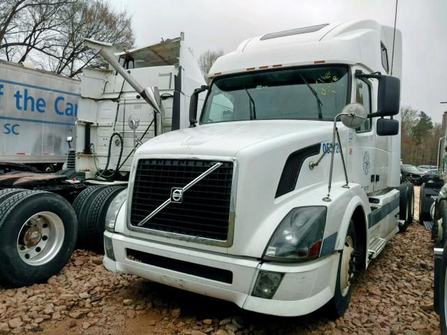 4V4NC9TG35N371646 - 2005 VOLVO VN VNL WHITE photo 2