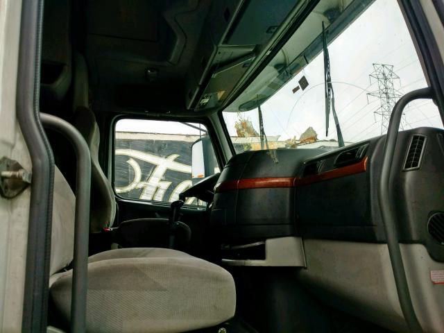 4V4NC9TG35N371646 - 2005 VOLVO VN VNL WHITE photo 5