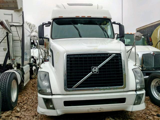 4V4NC9TG35N371646 - 2005 VOLVO VN VNL WHITE photo 9