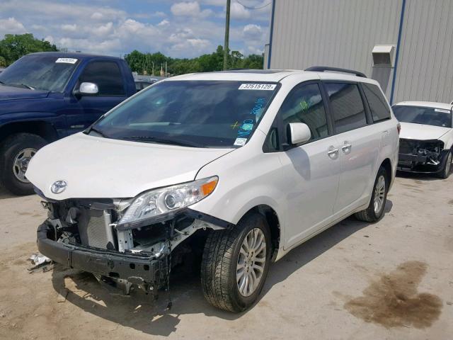 5TDYK3DC9FS684815 - 2015 TOYOTA SIENNA XLE WHITE photo 2