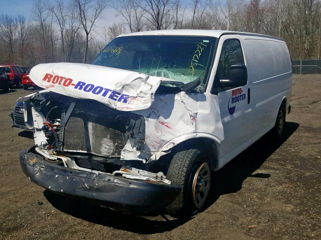 1GCSHAF41B1141268 - 2011 CHEVROLET EXPRESS G1 WHITE photo 2