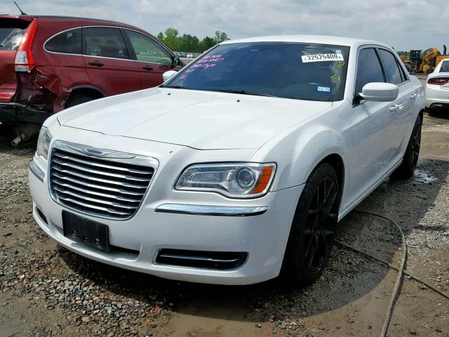 2C3CCAAG4CH273677 - 2012 CHRYSLER 300 WHITE photo 2