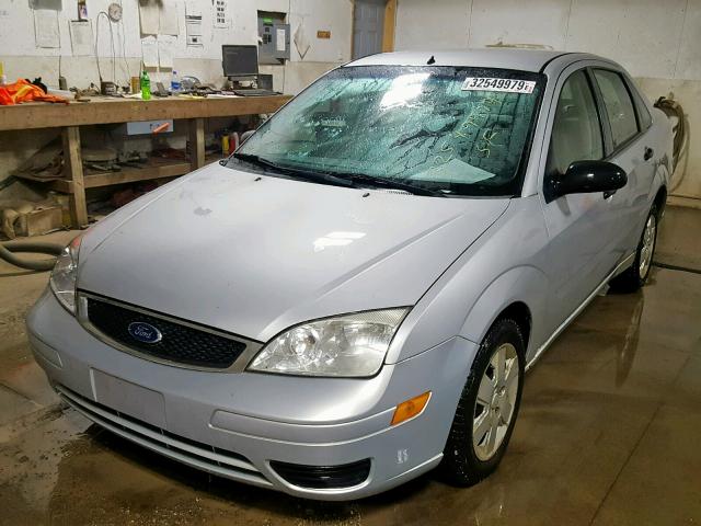 1FAHP34NX7W351050 - 2007 FORD FOCUS ZX4 SILVER photo 2