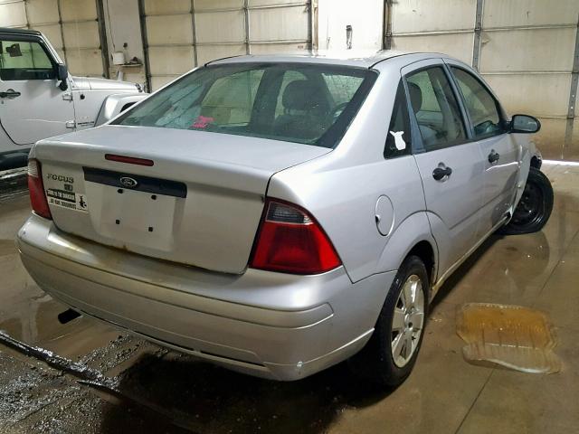 1FAHP34NX7W351050 - 2007 FORD FOCUS ZX4 SILVER photo 4