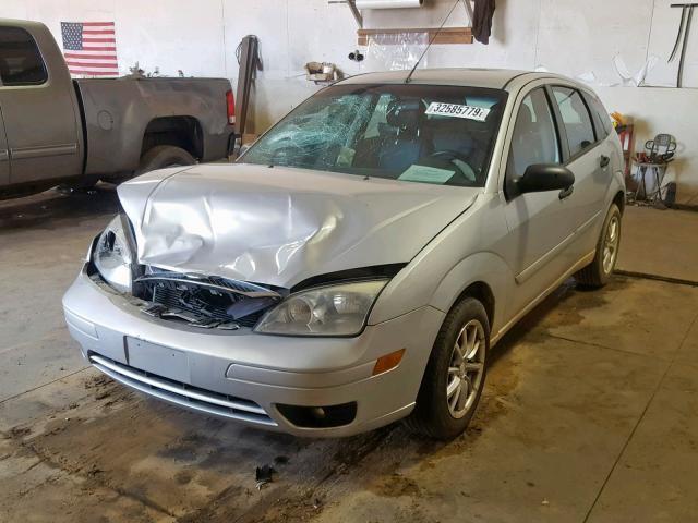 1FAFP37NX7W305544 - 2007 FORD FOCUS ZX5 SILVER photo 2