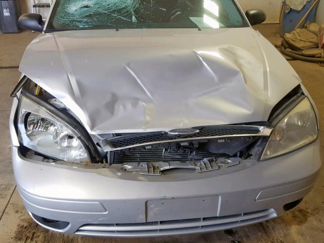 1FAFP37NX7W305544 - 2007 FORD FOCUS ZX5 SILVER photo 9