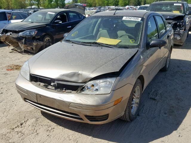 1FAFP34N35W141023 - 2005 FORD FOCUS ZX4 GOLD photo 2