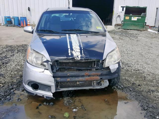 KL1TD66E69B625499 - 2009 CHEVROLET AVEO LS SILVER photo 9