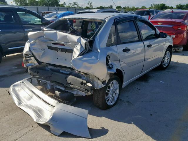 1FAFP34N45W199660 - 2005 FORD FOCUS ZX4 SILVER photo 4