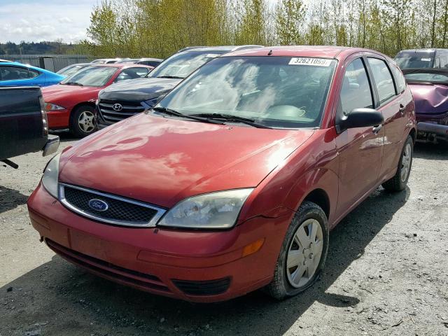 3FAFP37N75R110775 - 2005 FORD FOCUS ZX5 RED photo 2