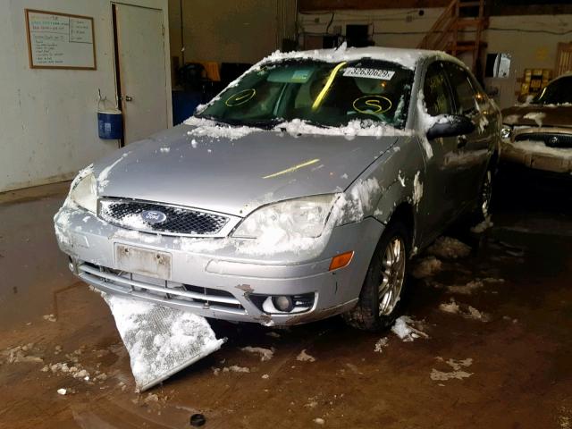 1FAHP34N77W171086 - 2007 FORD FOCUS ZX4 SILVER photo 2