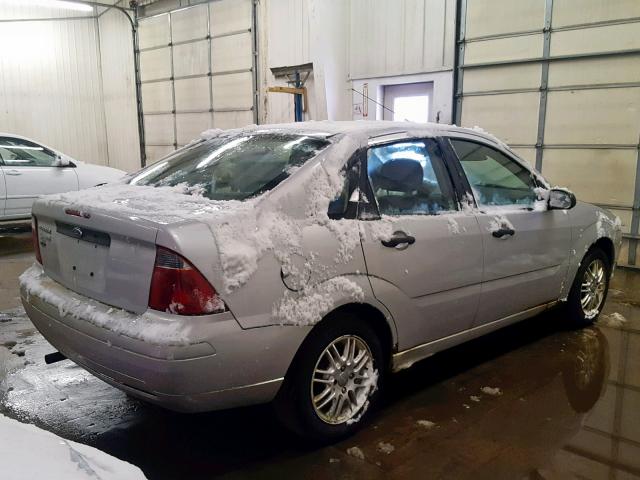 1FAHP34N77W171086 - 2007 FORD FOCUS ZX4 SILVER photo 4