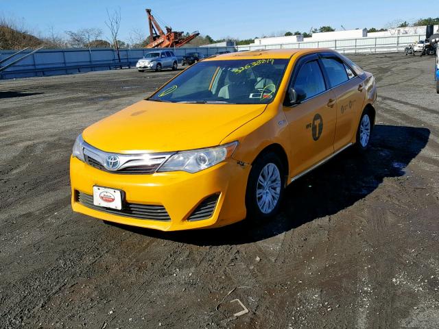 4T1BD1FK0CU059960 - 2012 TOYOTA CAMRY HYBR YELLOW photo 2