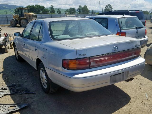 4T1VK13E7NU013546 - 1992 TOYOTA CAMRY XLE SILVER photo 3