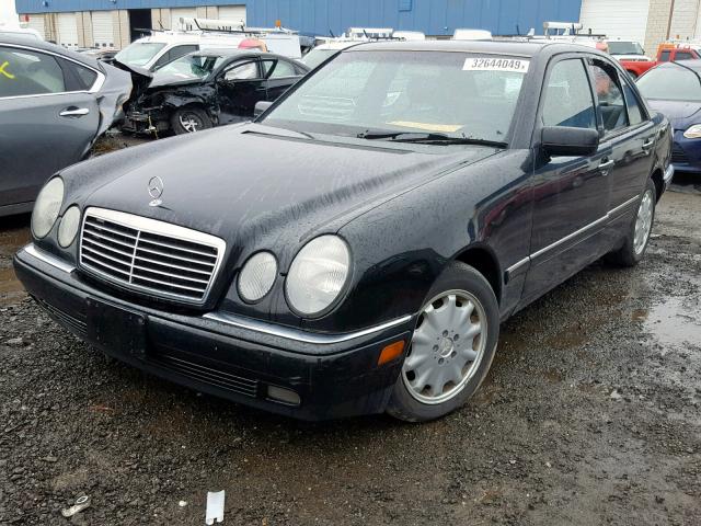 WDBJF65F2WA469353 - 1998 MERCEDES-BENZ E 320 BLACK photo 2