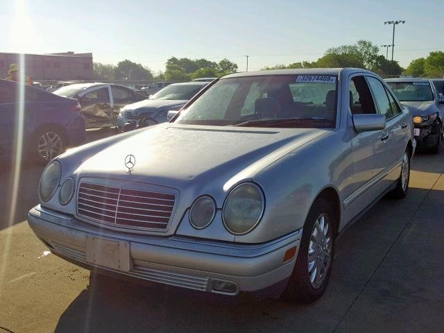 WDBJF65F3WA682084 - 1998 MERCEDES-BENZ E 320 SILVER photo 2