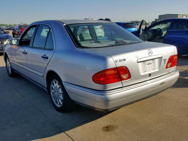 WDBJF65F3WA682084 - 1998 MERCEDES-BENZ E 320 SILVER photo 3