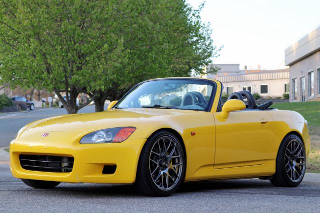 JHMAP114X2T000076 - 2002 HONDA S2000 YELLOW photo 2