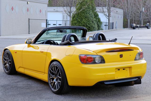 JHMAP114X2T000076 - 2002 HONDA S2000 YELLOW photo 3