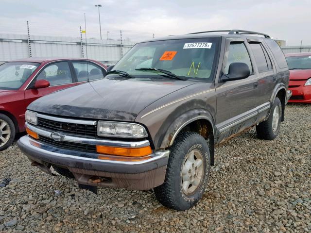 1GNDT13W6WK124311 - 1998 CHEVROLET BLAZER BROWN photo 2