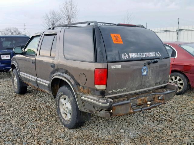 1GNDT13W6WK124311 - 1998 CHEVROLET BLAZER BROWN photo 3