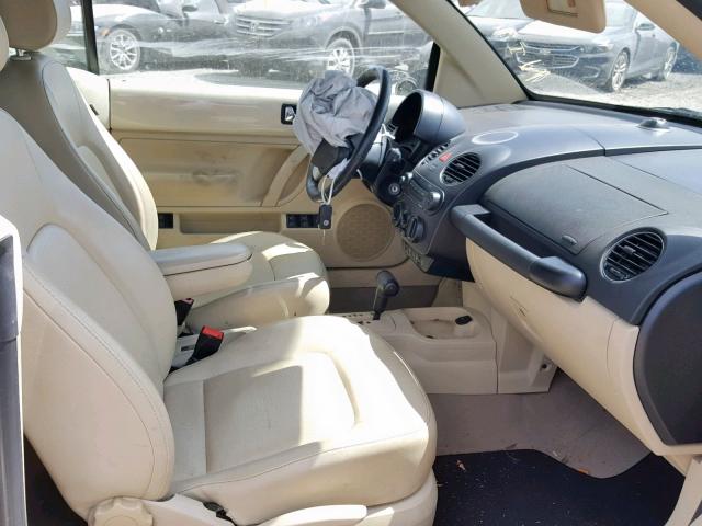 3VWRG3AL4AM008871 - 2010 VOLKSWAGEN NEW BEETLE კრემისფერი ფოტო 5