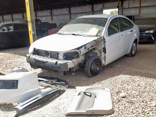 1FAHP3FN1AW152988 - 2010 FORD FOCUS SE WHITE photo 2