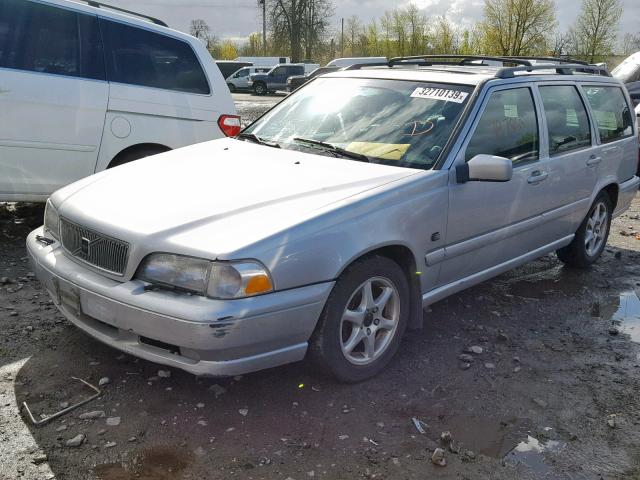 YV1LW61J7Y2656017 - 2000 VOLVO V70 BASE SILVER photo 2