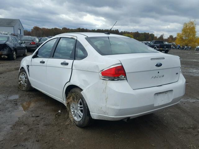 1FAHP35N28W275890 - 2008 FORD FOCUS SE WHITE photo 3