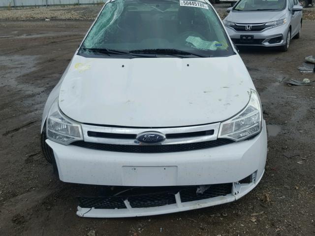 1FAHP35N28W275890 - 2008 FORD FOCUS SE WHITE photo 9