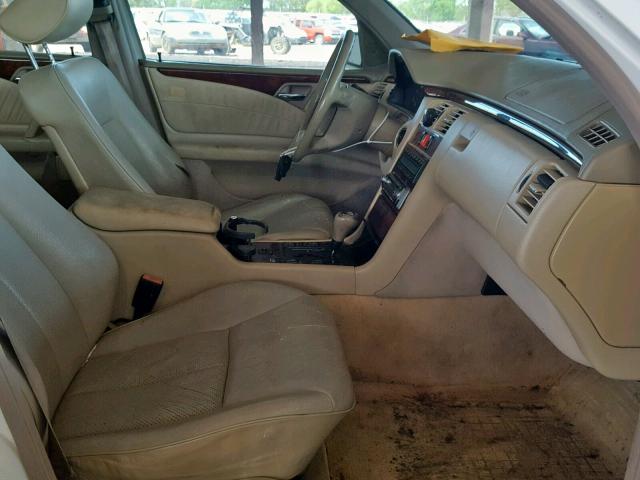 WDBJH65F4WA650674 - 1998 MERCEDES-BENZ E 320 WHITE photo 5