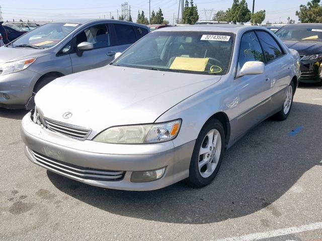 JT8BF28G210318657 - 2001 LEXUS ES 300 SILVER photo 2