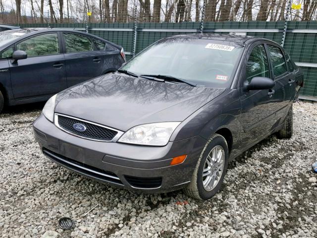 1FAFP34NX6W229021 - 2006 FORD FOCUS ZX4 GRAY photo 2