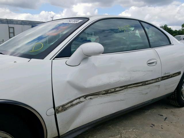 1G4GD221XV4714816 - 1997 BUICK RIVIERA WHITE photo 9