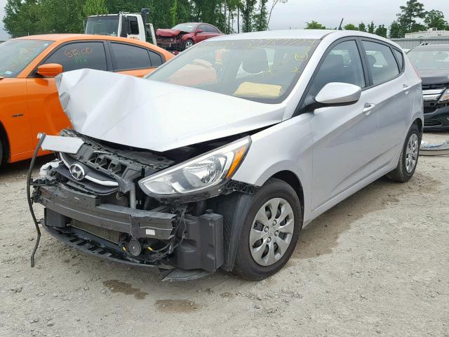 KMHCT5AEXHU313715 - 2017 HYUNDAI ACCENT SE SILVER photo 2