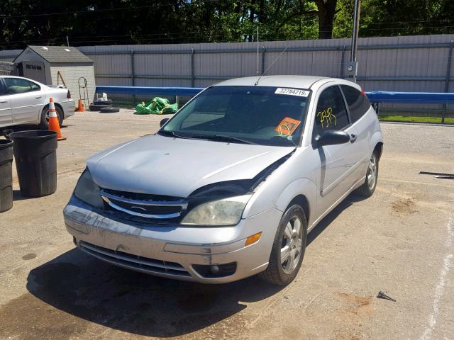 1FAHP31N26W254122 - 2006 FORD FOCUS ZX3 SILVER photo 2