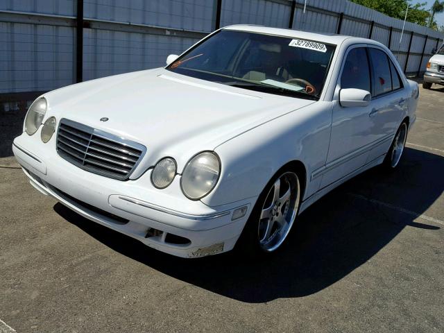 WDBJF65J61B224532 - 2001 MERCEDES-BENZ E 320 WHITE photo 2