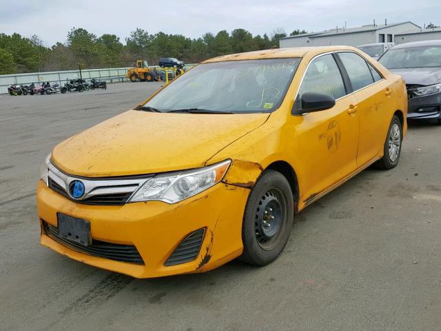 4T1BD1FK1CU023453 - 2012 TOYOTA CAMRY HYBR YELLOW photo 2