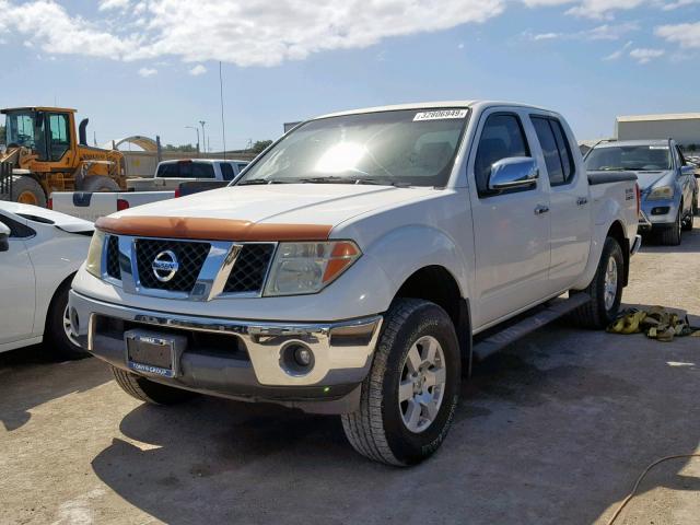 1N6AD07W47C445592 - 2007 NISSAN FRONTIER C WHITE photo 2