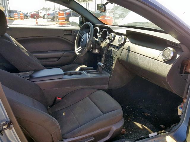 1ZVFT80N055143100 - 2005 FORD MUSTANG BLUE photo 5