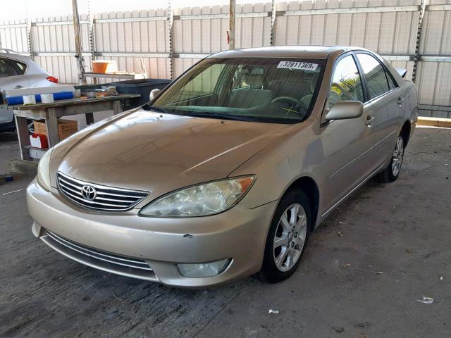 JTDBE30K263064013 - 2006 TOYOTA CAMRY XLE GOLD photo 2