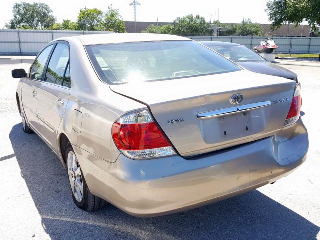 JTDBE30K263064013 - 2006 TOYOTA CAMRY XLE GOLD photo 3