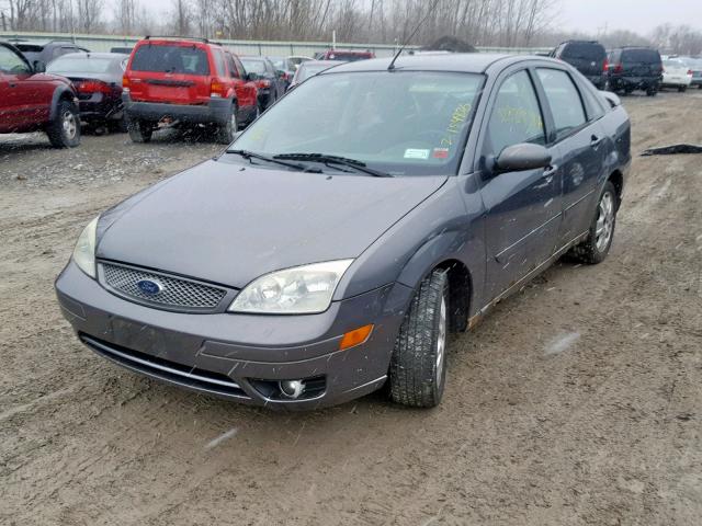 1FAFP38Z85W153987 - 2005 FORD FOCUS ZX4 GRAY photo 2