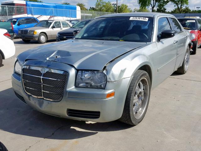 2C3JA43R25H590874 - 2005 CHRYSLER 300 GREEN photo 2