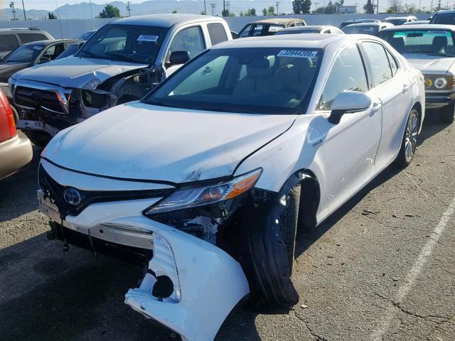 4T1B21HK1JU009763 - 2018 TOYOTA CAMRY HYBR WHITE photo 2