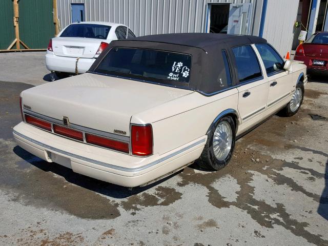 1LNLM83W5VY631976 - 1997 LINCOLN TOWN CAR C BEIGE photo 4