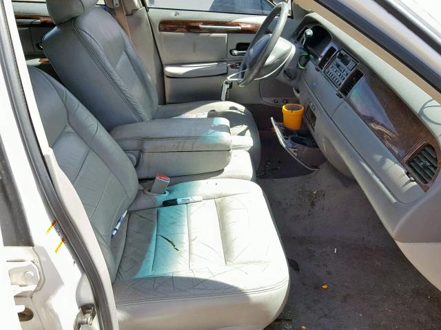 1LNHM81W31Y691354 - 2001 LINCOLN TOWN CAR E WHITE photo 5