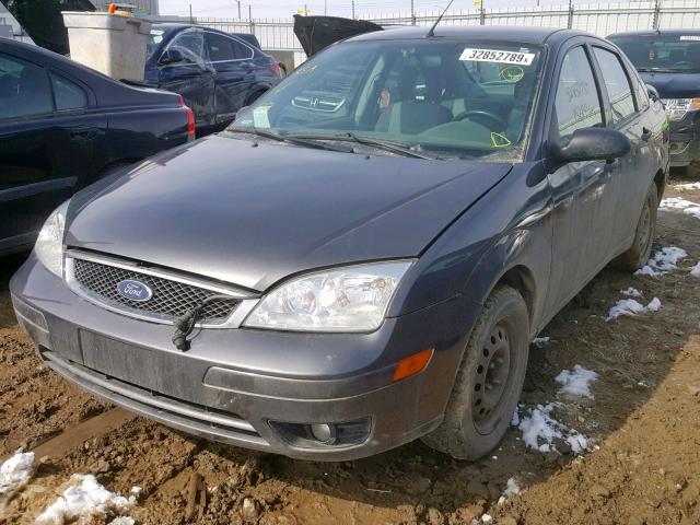 1FAFP34N25W268121 - 2005 FORD FOCUS ZX4 GRAY photo 2