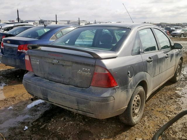 1FAFP34N25W268121 - 2005 FORD FOCUS ZX4 GRAY photo 4